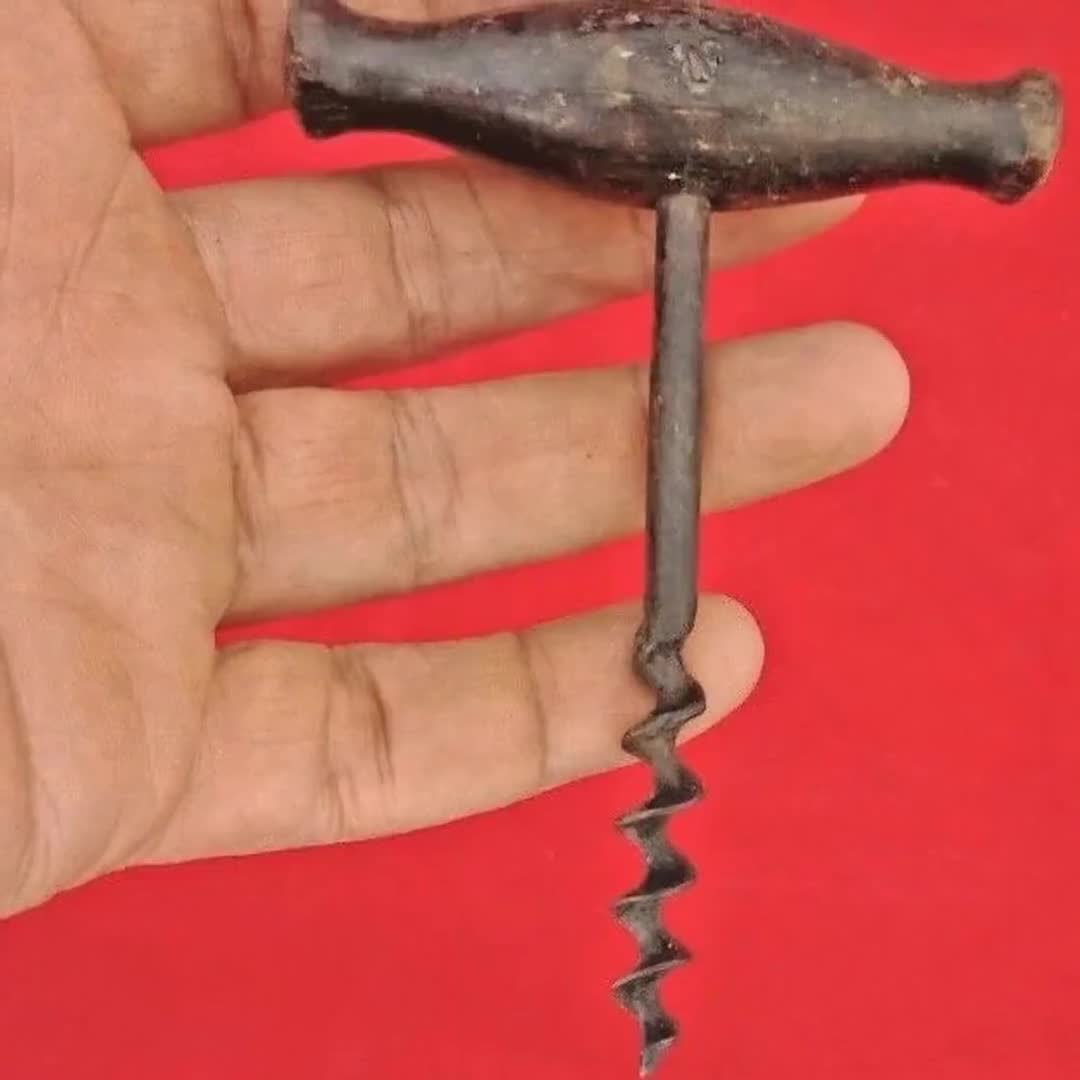 アンティークな手作りの鉄と木のコルク抜き：ビクトリア朝のワイン